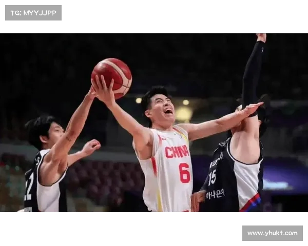 阳光男孩程帅澎近况曝光：黑色穿搭尽显悠闲魅力，生活态度超正能量