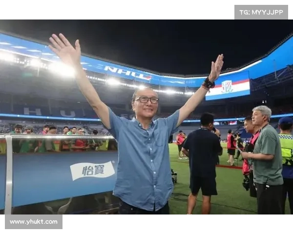 从设计到唱响：吕弘先生为申花注入新生，国歌领唱人身份引发热议